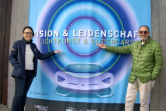 Das Museums-Gründerpaar Gabriela Unbehaun-Maier und Hermann Maier vor dem Ausstellungsplakat
